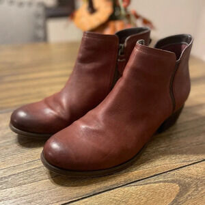 Clarks Artisan Ankle Boots 9M Maypearl Fawn Western Mahogany Brown Leather Fall